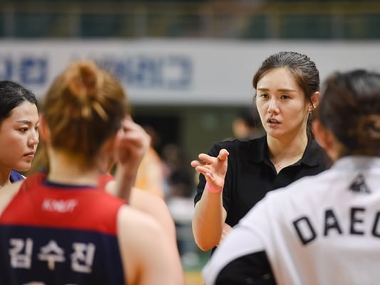 [오피셜] 미녀 선수로 불리던 강영숙, 우리은행 코치로 복귀... 전주원 감독 보좌한다