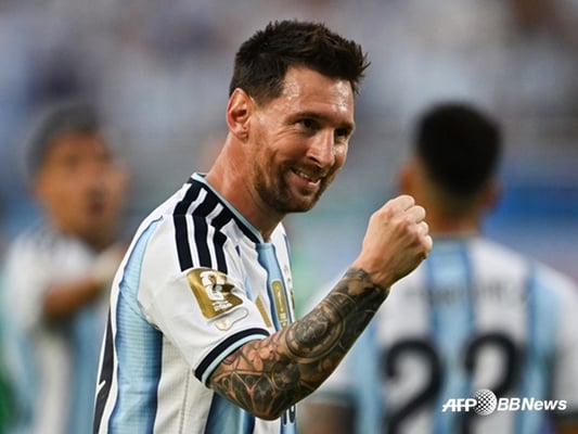 '축구의 신을 봤다' 메시, WC 최고령 해트트릭 작렬 '라이벌 호날두 제쳤다' ... 아르헨, 알제리 3-0 완파