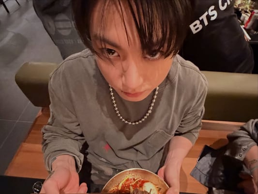 "가까이 가시면 뭅니다"..방탄소년단 뷔, 정국 향한 살벌 경고