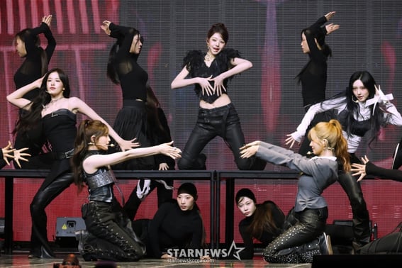 IVE, 'Bang Bang' Perfect All Kill → Weekly Chart Top..."Black Hole" is the music powerhouse