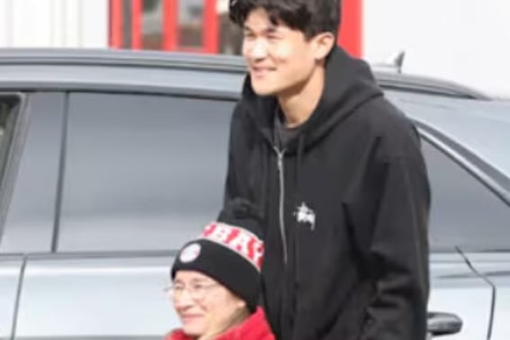 "凯恩也直接走了..."' 金珉载，在720公里的轮椅粉丝面前"突然下车→亲切的拥抱"... 德国也惊讶的历代级粉丝福利