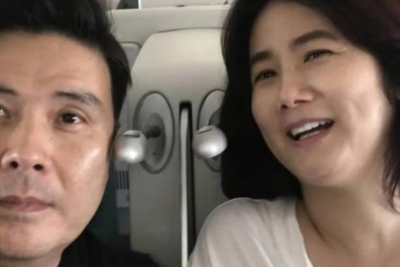 '54 years old' Shim Eun-ha caught up with her husband Ji Sang-wook..a beauty that has been lost in time