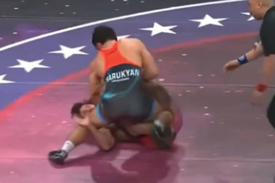 'Это может быть', боец UFC, ударивший кулаком во время борцовского поединка → распространился на супертяжелую "коллективную драку"... И сказал: "Не веди себя" Красное контрастное письмо