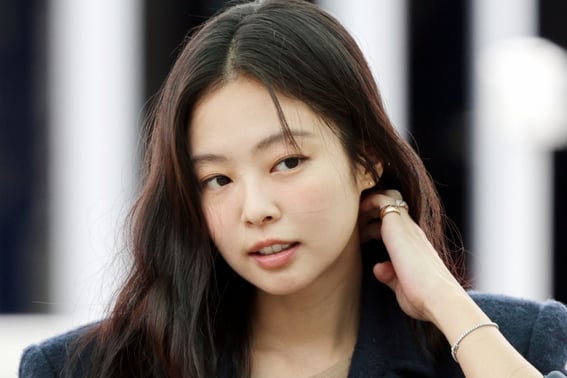 BLACKPINKのジェニー、虚偽情報の拡散で体調を崩す..所属事務所が刀を抜いた "法的対応の準備" [公式]