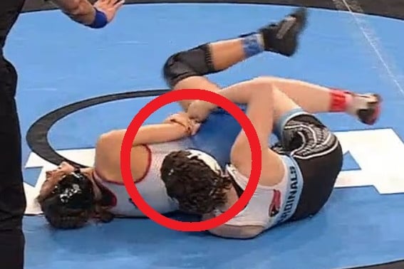 女子摔跤"自导自演剧" "正好被转播画面拍到了。"