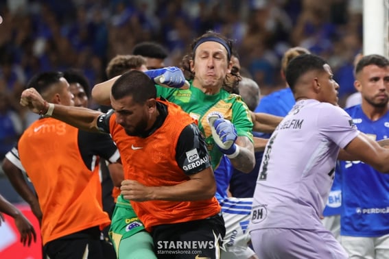 "足足23人退场"的足球史无前例的混战，用膝盖"啪"地打对方头部→失去理性的传奇"竟然让孩子们看到这样的一面..."