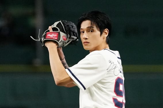 "Victory God" ATEEZ Woo Young threw the perfect first pitch for the 2026 WBC Australia match