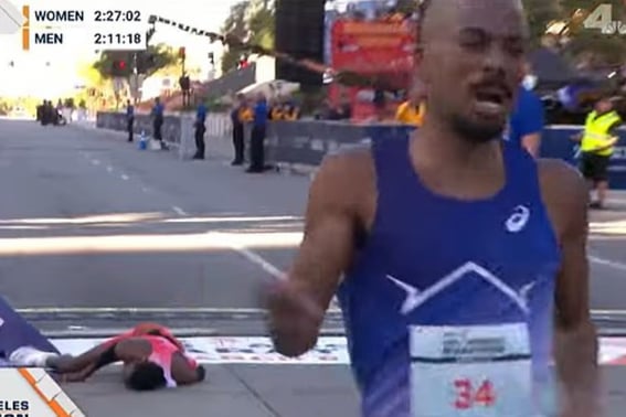 Trong cuộc đua marathon 'Thảm họa lớn', anh ấy đã thông báo sai về khóa học và thay đổi vị trí số 1 ngay trước vạch đích. "Vận động viên Kenya bùng nổ cơn giận dữ... kịch ngắn kinh doanh "