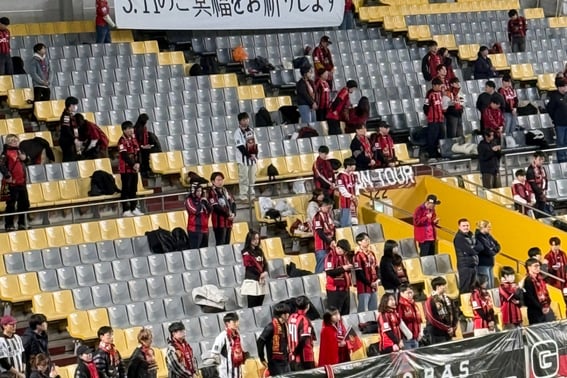Fan hâm mộ FC Seoul bất ngờ tưởng nhớ nạn nhân của trận động đất lớn ở phía đông Nhật Bản