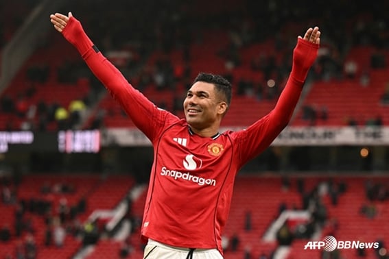 Anh đi thật hả?" Các đàn em của Man Utd chia tay nhau với chiếc quần cashmallow