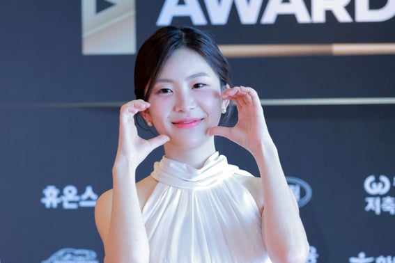 郑秀彬在'YOUNG STAR AWN'中一直闪耀到最后 "我并没有唱'YOUNG' 以后会报答大家的期待""