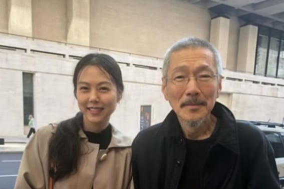 ホン・サンスとキム・ミニ、赤ちゃんの誕生日を前に旅行..非嫡出子の息子と空港で目撃 [スター・イシュー]