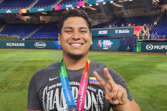 WBC優勝メダルを首にかけたサンチェス「ハンファファンの応援に感謝→韓国は私が本当に愛する国」