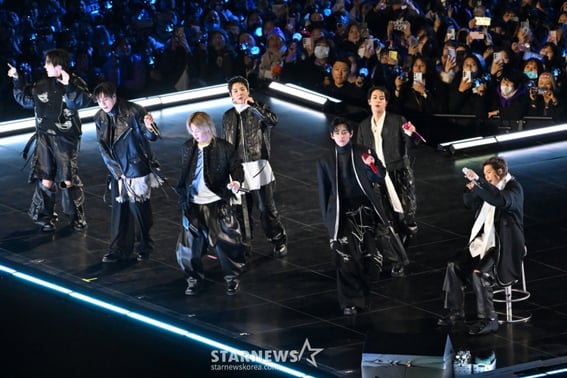 "3年间无数次的想象""BTS回归直播"，光化门10万名、190个国家的ARMY中历史性的"SWIM" [综合]