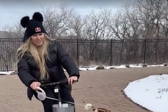 '出場13秒で足を切断される危機' リンジー・ボン、依然として歩けない衝撃の近況 "電動スクーターに乗って愛犬と初めての外出"