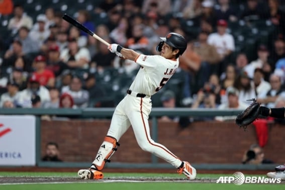 "Finally" Lee Jung-hoo's first home run! The power itself is "Fantastic with a batting average of 400"... The final result of the all-time exhibition game was recorded