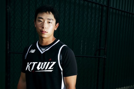 [Изображения] Если бы я подписал 8 миллиардов FA, я бы не смог увидеть! Интенсивное присутствие 19-летнего новичка, Шим У Джун и Пак Чан Хо заставили его забыть