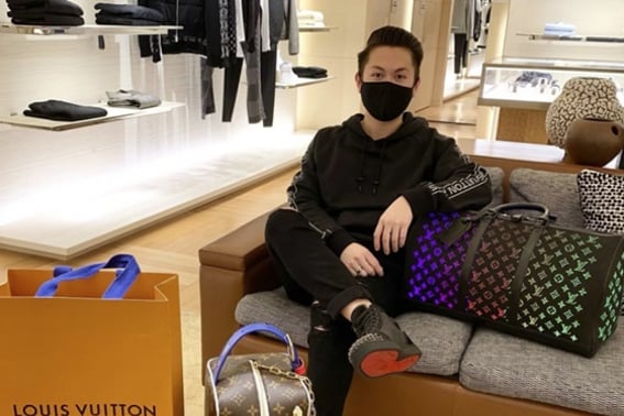 Знаменитый певец, инвестиции в койн обошлись в 50 миллиардов долларов."Остаток оставшихся 45 миллионов вон" [Мировая стая]