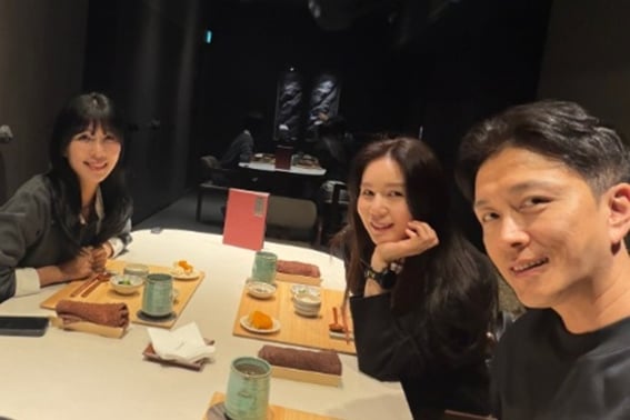 'Park Si-eun ♥' Jin Tae-hyun celebrates 'adoption daughter' party, "I didn't mix blood, but I'm family."