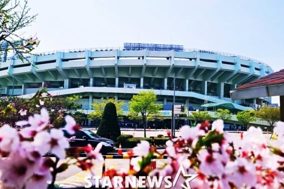 [человек.] Пришла весна 'первая в 45-летней истории KBO' Популярность Лиги КБО уже взлетела!' → Наибольшее количество зрителей на показательном матче написали "Новая история"