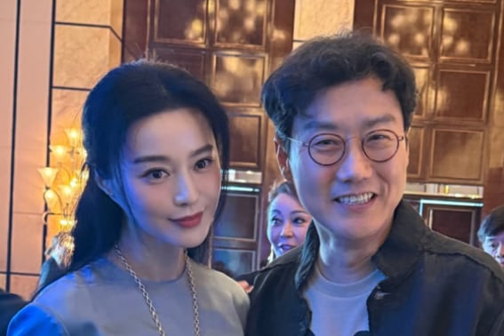 Đạo diễn Hwang Dong Hyuk của 'Ogame' kế bên Fan Bing BingSự quan tâm tập trung vào cuộc gặp bất ngờ ở Hong Kong