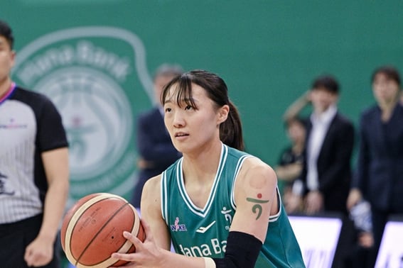 「優勝争いは最後まで続く！」『ハナ銀行、ウリ銀行を抑えて『リーダー』KBに0.5G差で追い上げ』 [WKBL]