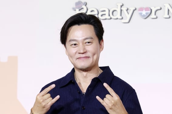 Lee Seo-jin's wedding, no ruthless 'mobile wedding invitation'.."It's a bad custom to send money while not attending."