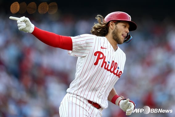 'Sao ba mẹ lại như vậy được?'' Vụ kiện đòi bồi thường thiệt hại 4,5 tỷ won, điều gì đã xảy ra với ngôi sao PHI Alec Bom?