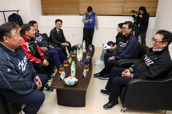 Minister of Culture, Sports and Tourism Choi Hwi-young said, "Ampyo is a must-improvement task, and we will improve the system to create a fair environment for fans."" Visit Jamsil's opening game. Promise