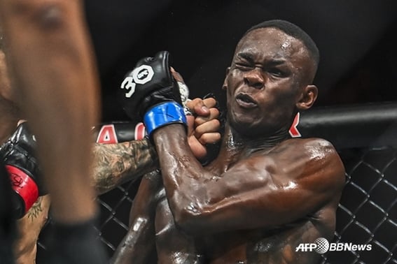 "Mình đã nghĩ đến việc lựa chọn một cách cực đoan..." Adesanya, nhà vô địch UFC, thú nhận bằng nước mắt của Piper"