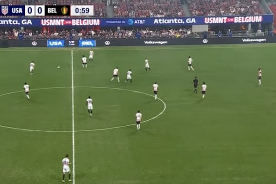 Он говорит: "Мои глаза странные?" Форма обеих команд неодинакова, "Великая история"... Игроки "США против Бельгии" запутались в похожем цвете