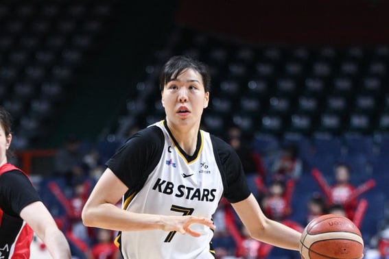 "National Treasure" Park Jisoo, double-double! KB defeated BNK and won their 6th regular league championship 'Perfect harmony inside and outside'