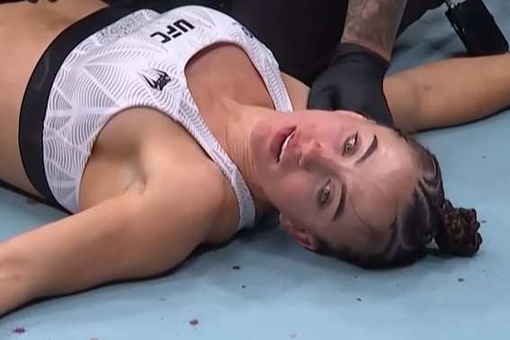 "不会看做是美女" 睁着眼睛晕倒的对方掐住脖子的UFC残酷女... 没有意识后才下跪"祈祷"