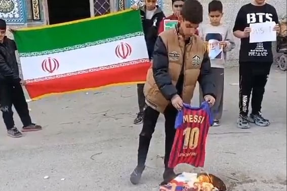 "Месси - фронтмен войны Трампа?" Разгневанный Иран мобилизовал даже детей на «Месси-формальную форму» ... "Противники войны осуждают."