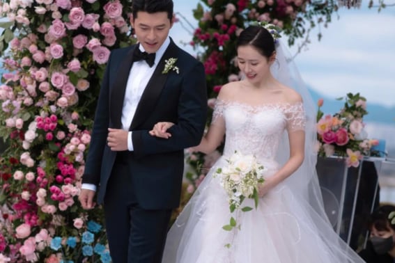A fairytale wedding..Son Ye-jin ♥ Hyun-bin celebrates her 4th wedding anniversary, "Between love and friendship."