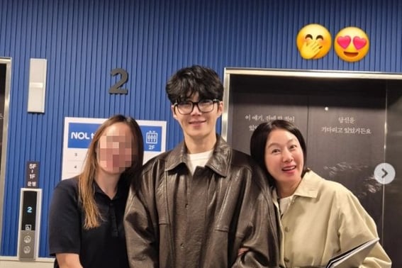 金智慧，与"逃税疑惑"金宣虎的胳膊自拍曝光。"梦想成真。" [Star Issue]