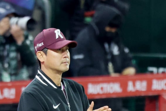 I'm sorry for the delay in winning the Kiwoom for Kiwoom coach Seol Jong-jin, who is not a contract worker." [the scene of Incheon]