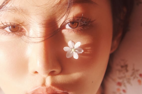 Hwasa khoe vẻ ngoài ấm áp và mơ mộng trong 'Comeback'