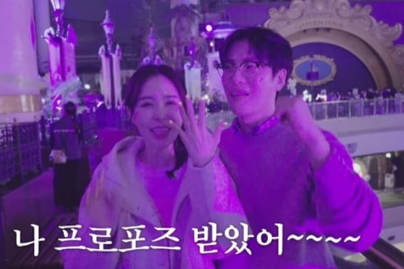 'May Marriage' Shin Ji cries at ♥ Moonwon's proposal, "Happyly just like now."