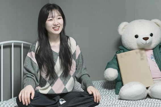 ベビーマンスのキム・シヒョン、留学に出発 「春が2週間早く来る場所へ」 [ナホンサン]