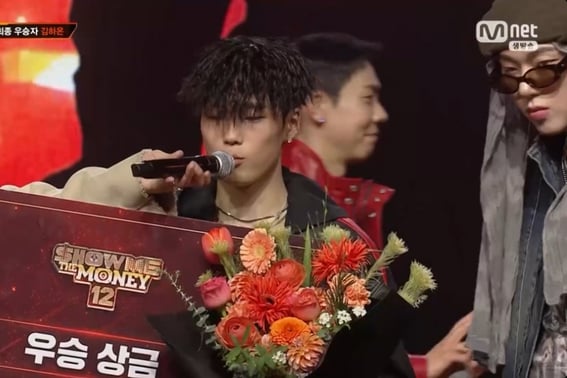 Kim Ha-on, the winning bouquet dedicated to mom.."High School Rapper" → "Show Me the 12" final winner [Star Issue]