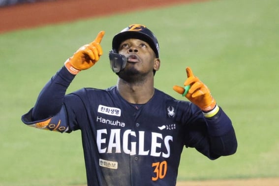 'Wow' Hanwha Bokkeum cuối cùng cũng chiếm vị trí số 1 về tỷ lệ đánh bóng của người nước ngoài 'Super Daebak' → Cuối cùng thì bài hát được hát lại là 'The God's Hands Up'