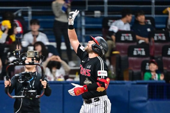 "怎么会这样"LG第8集集中力疯了！ 0:4→6:4大逆转，禹康勋战栗的3K→奥斯汀2记本垒打 [高尺现场评论]