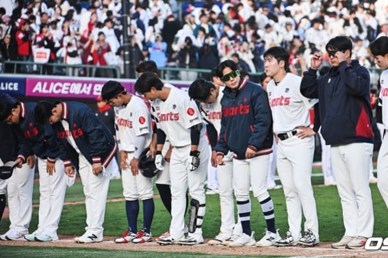 'Thua, bại, bại, bại, bại'. Lotte, các bạn fan tại nhà thật là quá đáng... Cú đánh bóng vi phạm Peach Clark → Cú đánh mạnh → Cú đánh mạnh → Cú đánh bóng tự hủy diệt