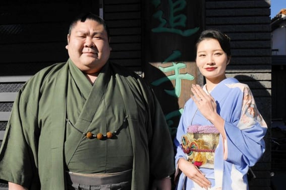 Thông báo kết hôn bất ngờ với tiếp viên hàng không "siêu khổng lồ" 200kg → Chỉ trong vòng 3 tháng... Bất ngờ chính thức xác nhận nghỉ hưu vì tình trạng sức khỏe nghiêm trọng