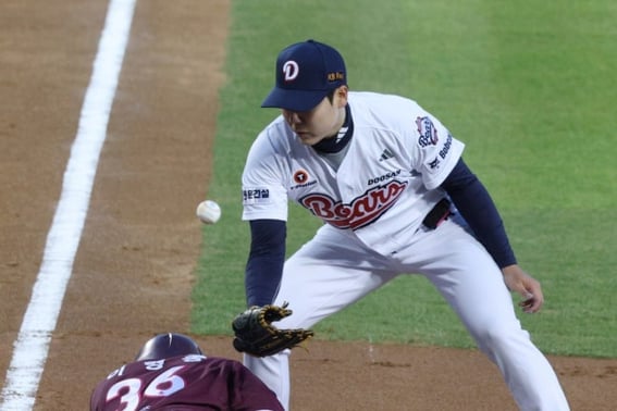 The ball fell behind the catcher five times' Doosan self-destructs due to wild pitches and foils... Kiwoom Bae Dong-hyun 2 wins and Kim Jae-woong 2nd save [Jamsil Field Review]