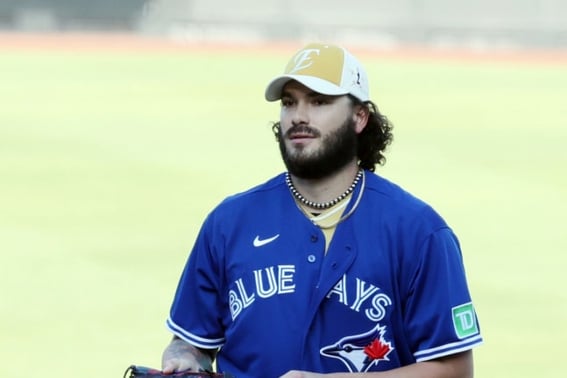 "Поздравляю, Хёнджин хён" Понсе, ты смотрел игру Ханхва с утра... Операция на коленях → Несмотря на боль сезона Out, Рю Хён Джин получил 1500K.