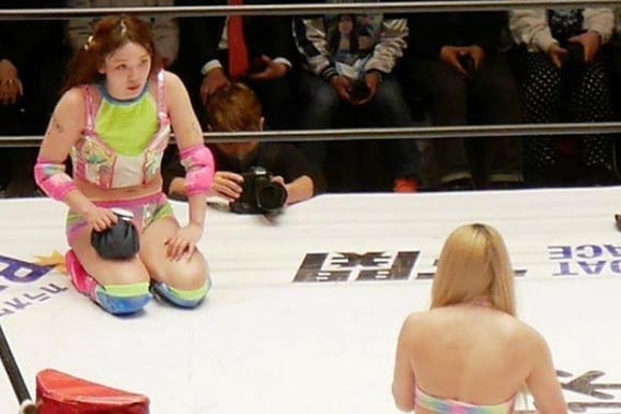"How dare you desecrate 女 professional wrestling?" A beautiful star dances and pranks during a game, and "Insulted"... Eventually, I got down on my knees and apologized