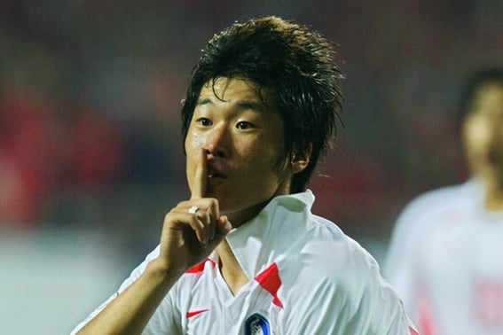 「2階に上がるのも難しい」「国民的英雄パク・ジソン、膝がこれほど深刻なのに『また』走る…」 「死ぬ前にJIにパスしたい」