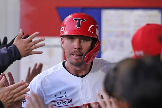 KIA単独の『勝負手』デイル→開幕後打率0.324の超大ヒット！ 指揮官も絶賛「感謝すべき選手、‘本当に’どうにかしてでも出場しようとする姿が最高」